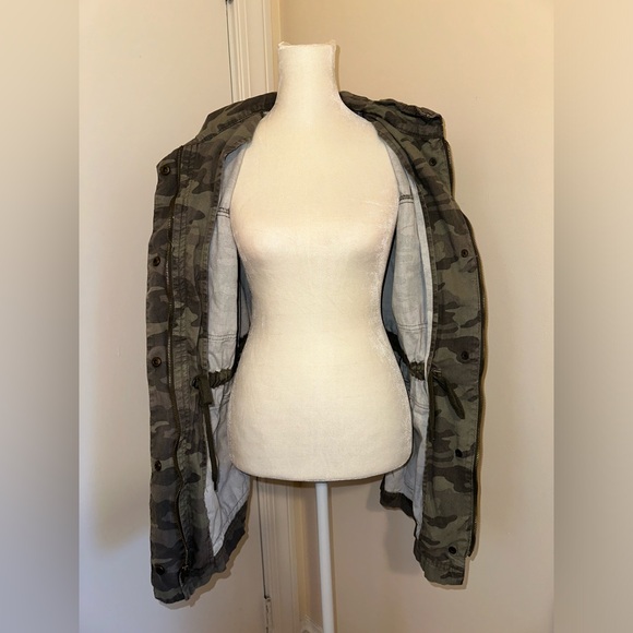 Women’s Universal Thread Canvas Jacket, Green Camo, Size Medium - Picture 4 of 9